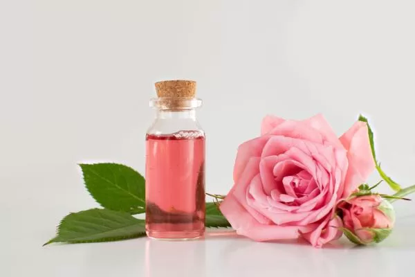 4 usos del agua de rosas que no conocía antes