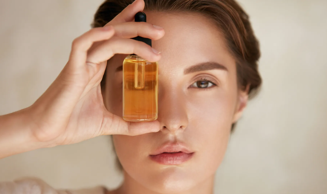 Cómo usar el aceite de jojoba: todo beneficios para piel y cabello